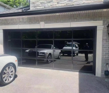 The mirrored garage door is high-end and luxurious, showing fashion taste