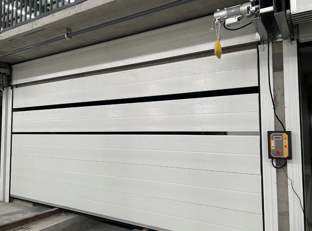 Space-saving, top-hanging industrial doors